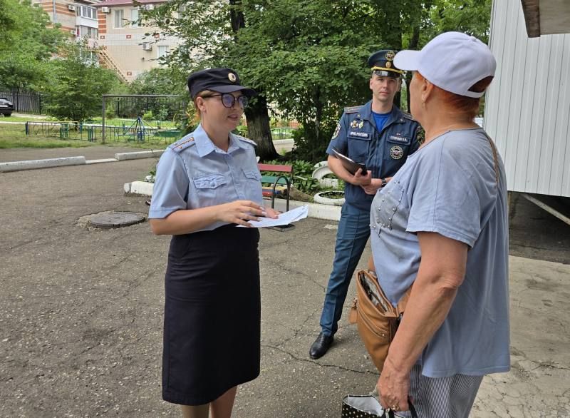 В Биробиджане участковые уполномоченные полиции совместно с МЧС провели рейдовые мероприятия по многоквартирным домам В Биробиджане участковые уполномоченные полиции совместно с МЧС провели рейдовые мероприятия по многоквартирным домам