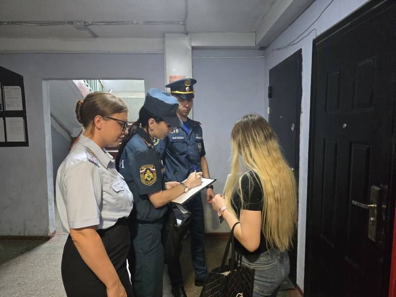 В Биробиджане участковые уполномоченные полиции совместно с МЧС провели рейдовые мероприятия по многоквартирным домам В Биробиджане участковые уполномоченные полиции совместно с МЧС провели рейдовые мероприятия по многоквартирным домам