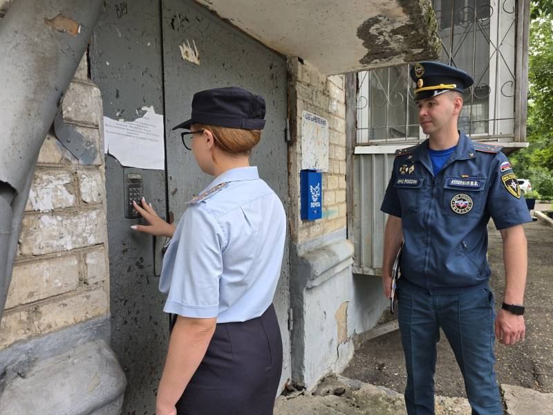 В Биробиджане участковые уполномоченные полиции совместно с МЧС провели рейдовые мероприятия по многоквартирным домам В Биробиджане участковые уполномоченные полиции совместно с МЧС провели рейдовые мероприятия по многоквартирным домам