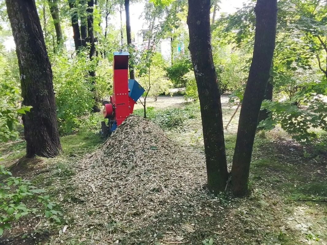 В сквере Первостроителей продолжаются работы по благоустройству В сквере Первостроителей продолжаются работы по благоустройству