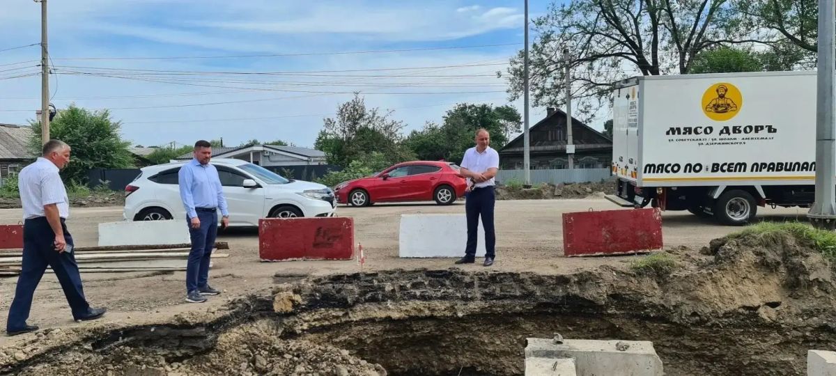 На автодороге по ул. Советской решают вопрос с отводом воды На автодороге по ул. Советской решают вопрос с отводом воды