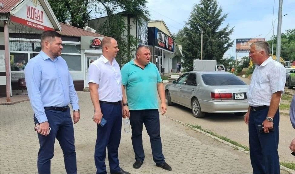 На автодороге по ул. Советской решают вопрос с отводом воды На автодороге по ул. Советской решают вопрос с отводом воды