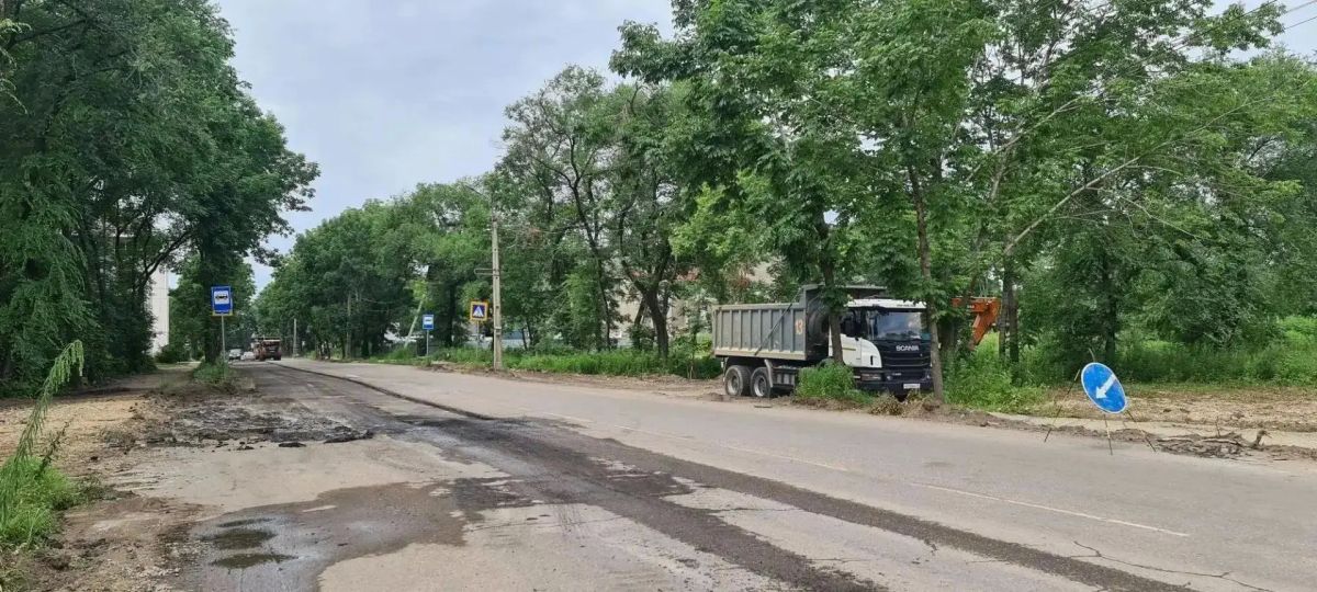Решают проблему со скоплением воды на автодороге по ул. Советской в Биробиджане Решают проблему со скоплением воды на автодороге по ул. Советской в Биробиджане