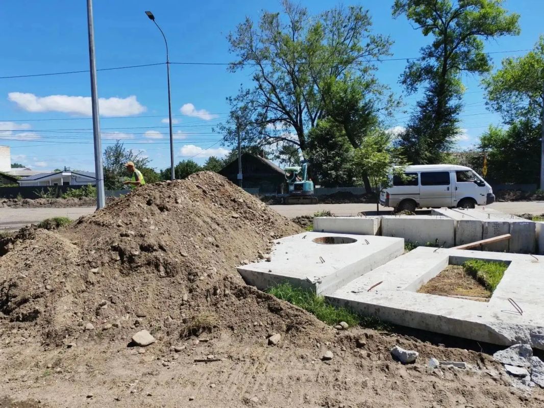 Решают проблему со скоплением воды на автодороге по ул. Советской в Биробиджане Решают проблему со скоплением воды на автодороге по ул. Советской в Биробиджане