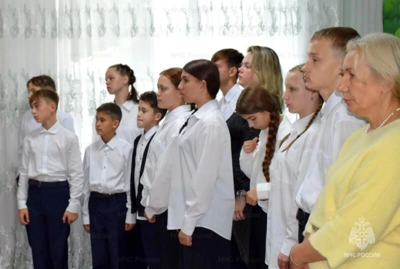 Сотрудники МЧС России по ЕАО поздравили подшефных школьников с Днём знаний Сотрудники МЧС России по ЕАО поздравили подшефных школьников с Днём знаний
