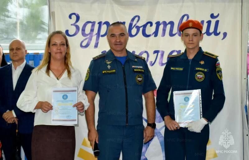 Сотрудники МЧС России по ЕАО поздравили подшефных школьников с Днём знаний Сотрудники МЧС России по ЕАО поздравили подшефных школьников с Днём знаний
