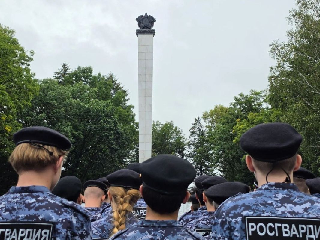 В День Победы над милитаристской Японией члены избирательной комиссии ЕАО почтили память павших В День Победы над милитаристской Японией члены избирательной комиссии ЕАО почтили память павших