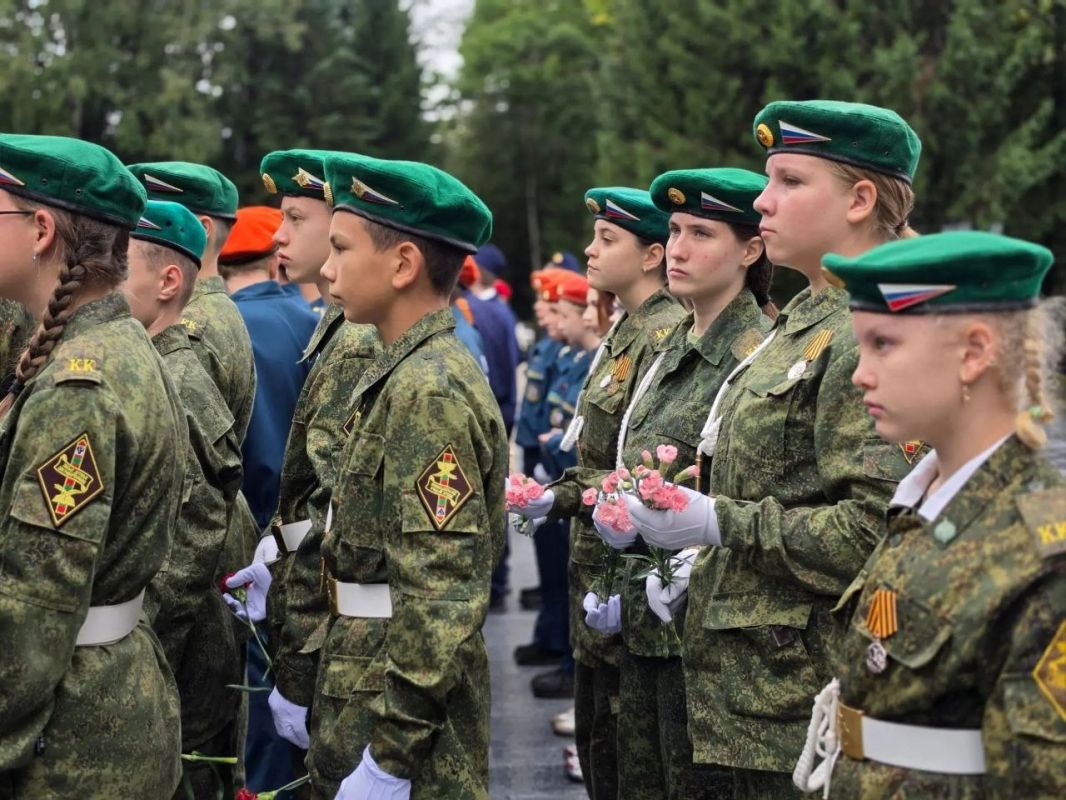 В День Победы над милитаристской Японией члены избирательной комиссии ЕАО почтили память павших В День Победы над милитаристской Японией члены избирательной комиссии ЕАО почтили память павших