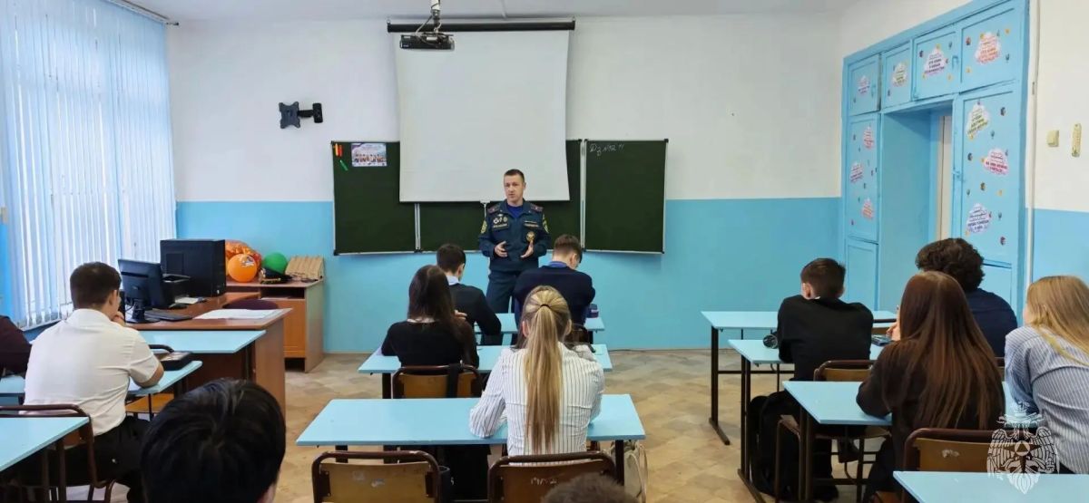 В школу - за знаниями. К нам - за безопасностью В школу - за знаниями. К нам - за безопасностью
