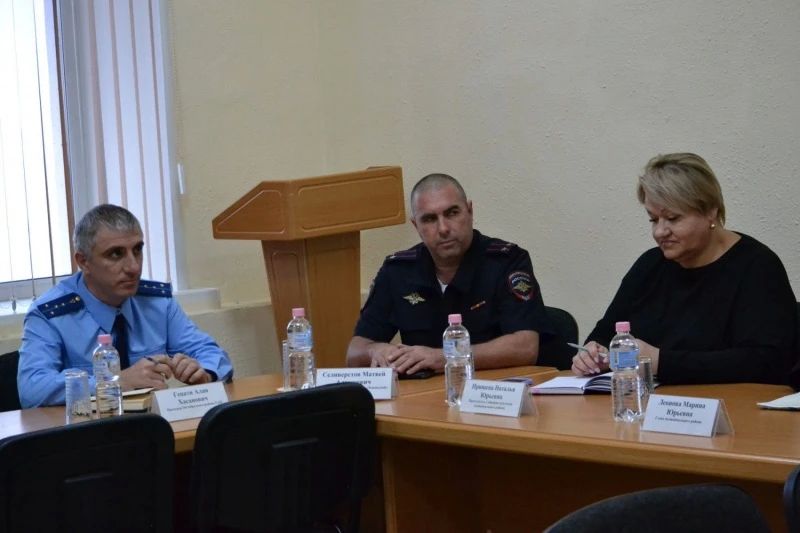 Начальник УМВД России по ЕАО Геннадий Березин совершил выезд в Межмуниципальный отдел МВД России «Ленинский» и районное отделение полиции в селе Амурзет Начальник УМВД России по ЕАО Геннадий Березин совершил выезд в Межмуниципальный отдел МВД России «Ленинский» и районное отделение полиции в селе Амурзет
