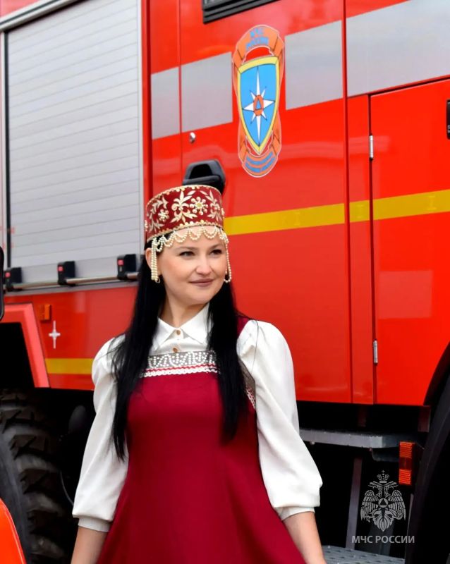 Сила в традициях. Коллектив Главного управления МЧС России по ЕАО присоединились к всероссийскому фотопроекту «В узорах народных - характер героев» и примерили казачьи, еврейские и русские народные костюмы Сила в традициях. Коллектив Главного управления МЧС России по ЕАО присоединились к всероссийскому фотопроекту «В узорах народных - характер героев» и примерили казачьи, еврейские и русские народные костюмы
