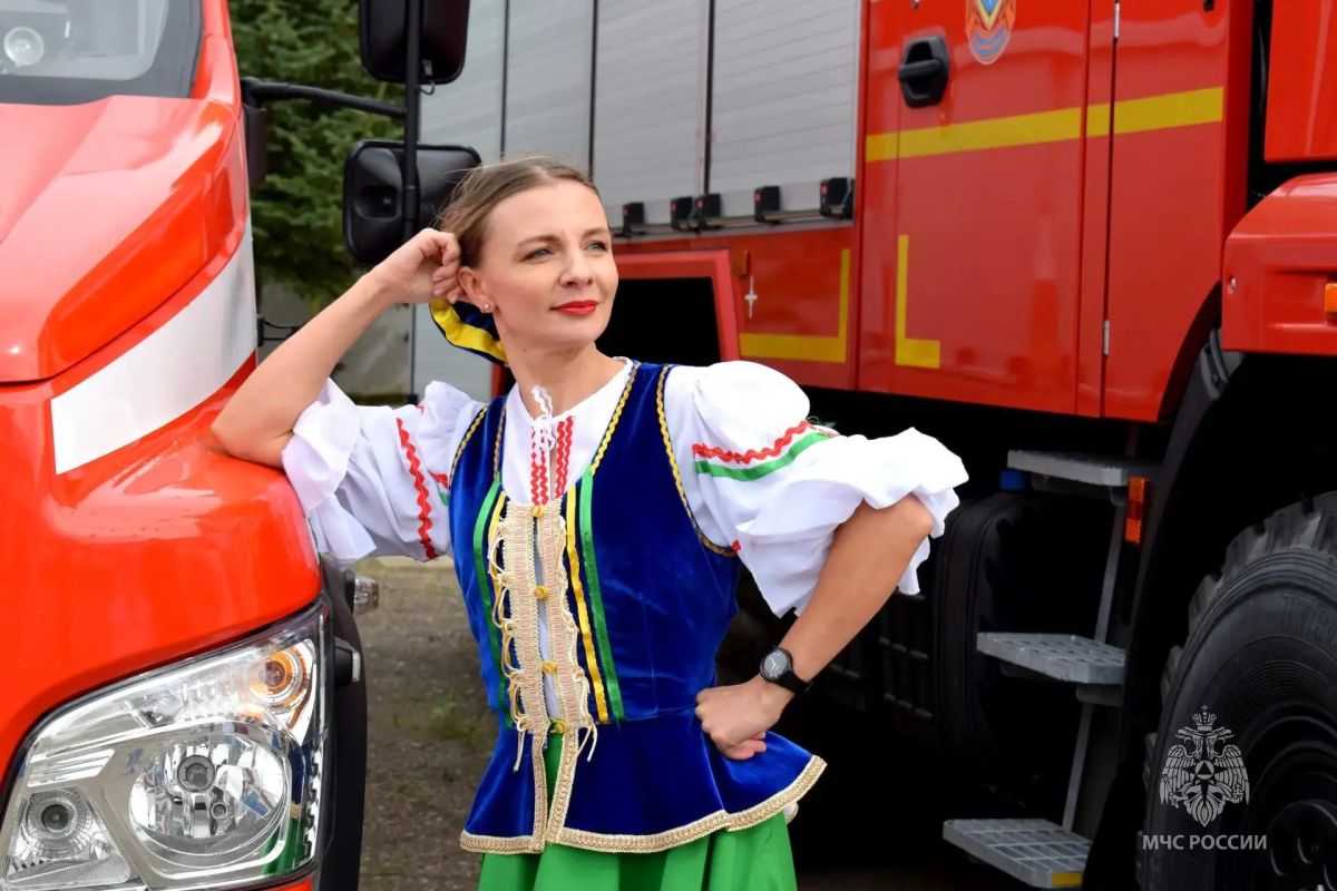 Сила в традициях. Коллектив Главного управления МЧС России по ЕАО присоединились к всероссийскому фотопроекту «В узорах народных - характер героев» и примерили казачьи, еврейские и русские народные костюмы Сила в традициях. Коллектив Главного управления МЧС России по ЕАО присоединились к всероссийскому фотопроекту «В узорах народных - характер героев» и примерили казачьи, еврейские и русские народные костюмы