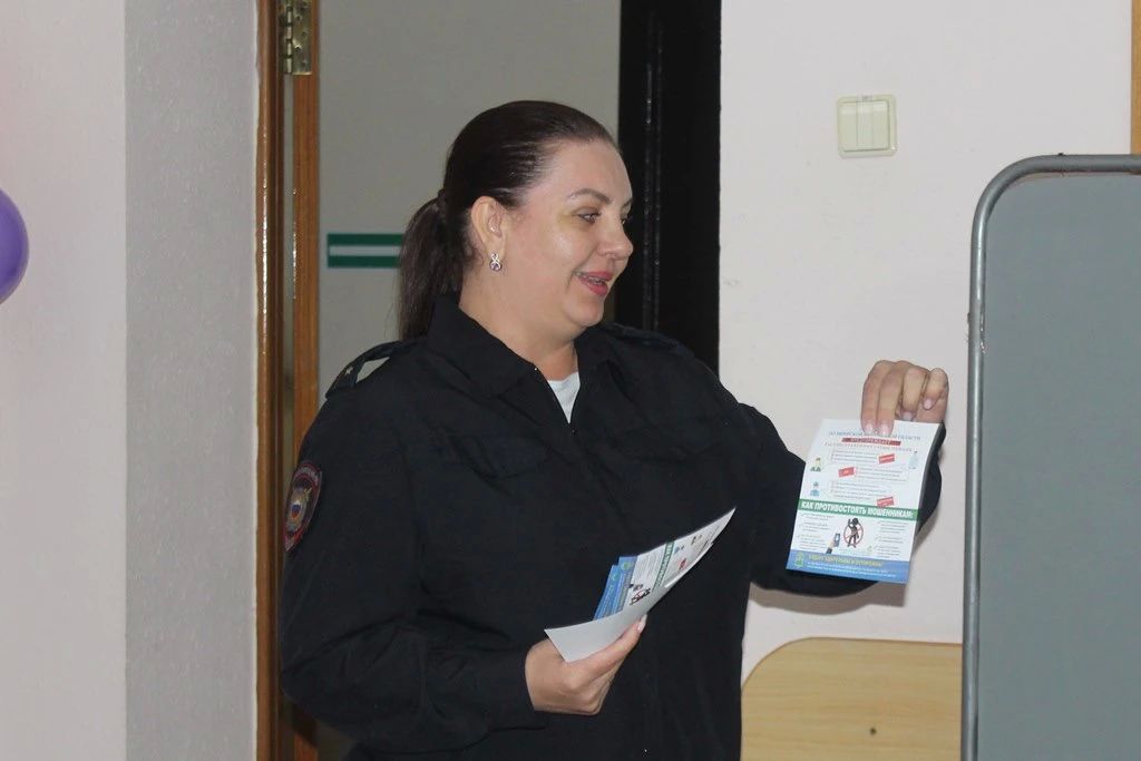 В день пожилого человека полицейские Биробиджана научили пенсионеров Центра общения Социального фонда распознавать мошенников В день пожилого человека полицейские Биробиджана научили пенсионеров Центра общения Социального фонда распознавать мошенников