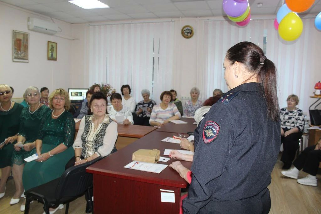 В день пожилого человека полицейские Биробиджана научили пенсионеров Центра общения Социального фонда распознавать мошенников В день пожилого человека полицейские Биробиджана научили пенсионеров Центра общения Социального фонда распознавать мошенников