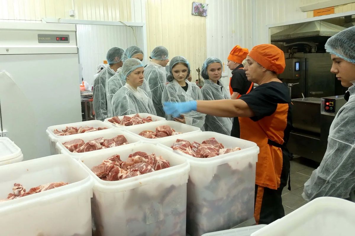 Учащиеся школы имени И.А. Пришкольника посетили цех по производству мясных полуфабрикатов в рамках Всероссийской недели профориентации Учащиеся школы имени И.А. Пришкольника посетили цех по производству мясных полуфабрикатов в рамках Всероссийской недели профориентации
