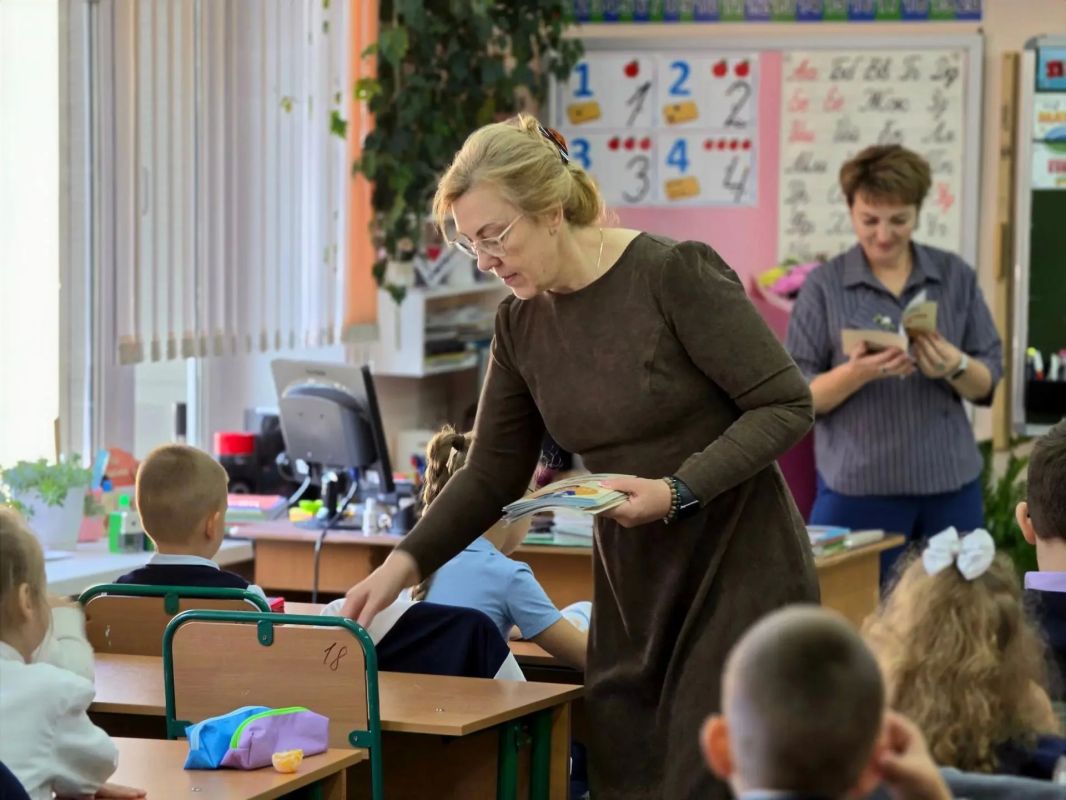 Ольга Бабий провела игровой урок о выборах для первоклассников Гимназии №1в Биробиджане Ольга Бабий провела игровой урок о выборах для первоклассников Гимназии №1в Биробиджане