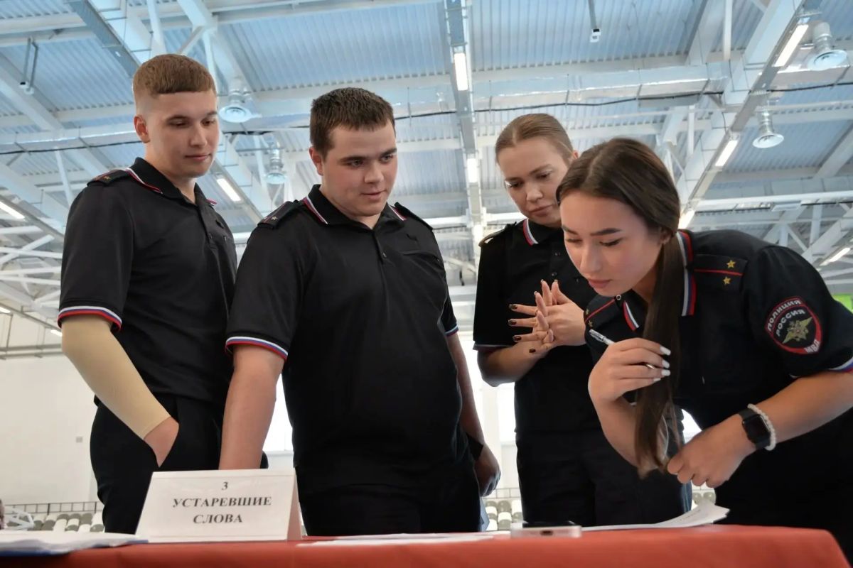 В Биробиджане полицейские сразились в интеллектуальной игре «Битва за русский: служба словом» В Биробиджане полицейские сразились в интеллектуальной игре «Битва за русский: служба словом»