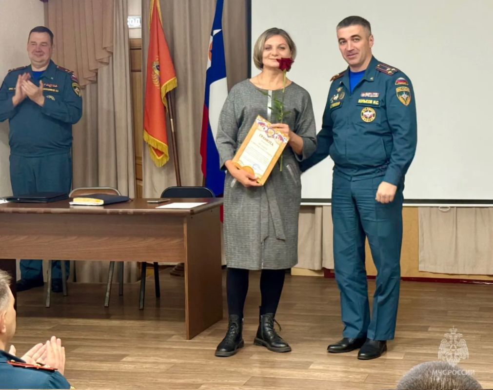 Утро пятницы в #МЧСЕАО началось с благодарностей за проделанную работу Утро пятницы в #МЧСЕАО началось с благодарностей за проделанную работу