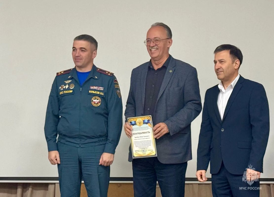 Утро пятницы в #МЧСЕАО началось с благодарностей за проделанную работу Утро пятницы в #МЧСЕАО началось с благодарностей за проделанную работу