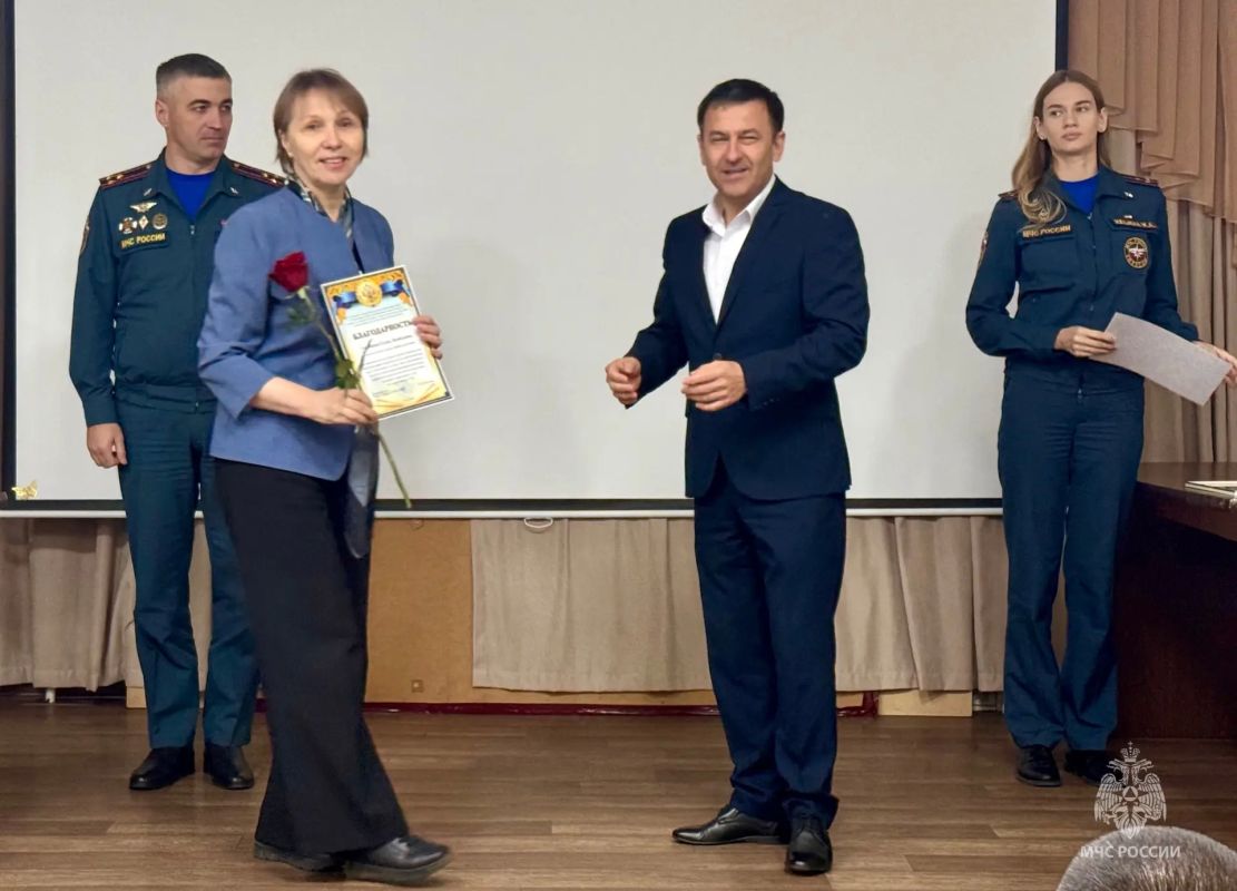 Утро пятницы в #МЧСЕАО началось с благодарностей за проделанную работу Утро пятницы в #МЧСЕАО началось с благодарностей за проделанную работу