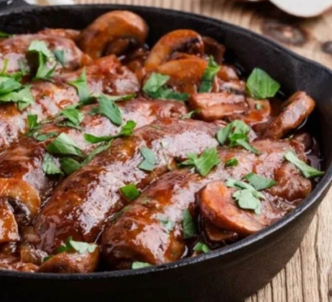 Сочные купаты в томатной подливке: простой ужин с ярким вкусом
