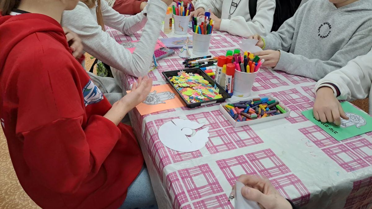 По линиям искусства: хабаровские школьники посетили выставку Розы Строковой «По линиям Твоим иду…» (6+) По линиям искусства: хабаровские школьники посетили выставку Розы Строковой «По линиям Твоим иду…» (6+)