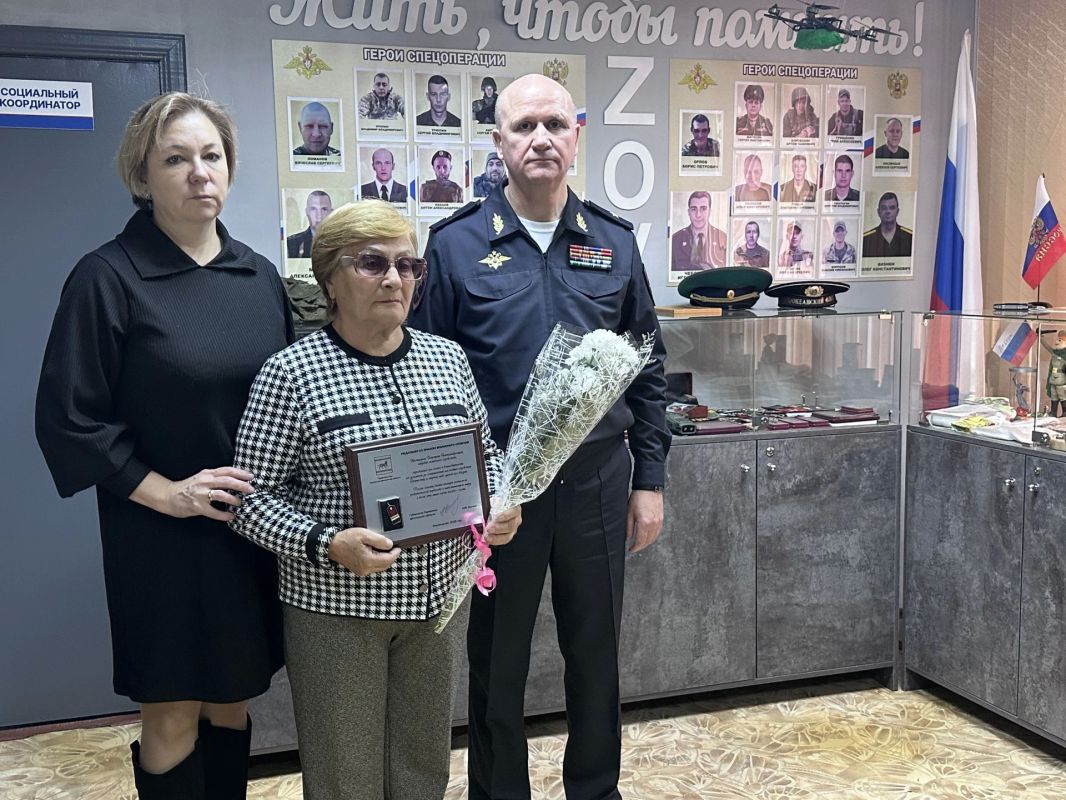 В Октябрьском районе семьям героев СВО вручили памятные знаки отличия В Октябрьском районе семьям героев СВО вручили памятные знаки отличия