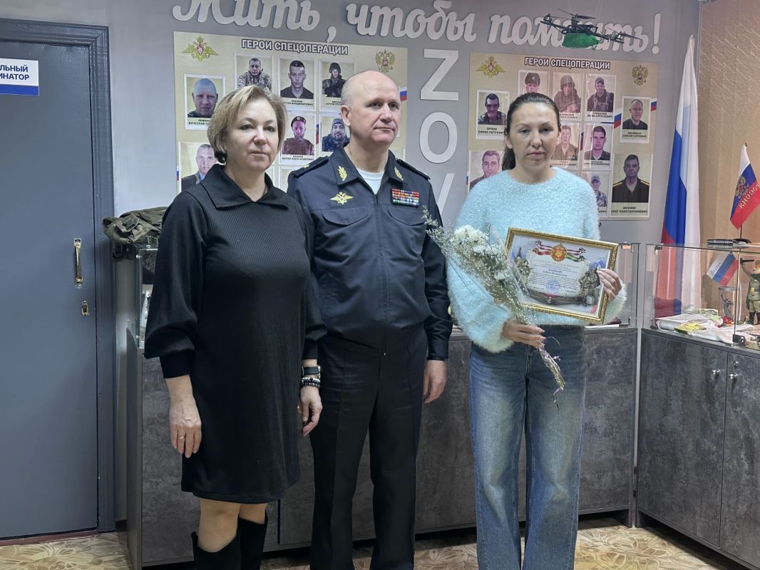 В Октябрьском районе семьям героев СВО вручили памятные знаки отличия В Октябрьском районе семьям героев СВО вручили памятные знаки отличия