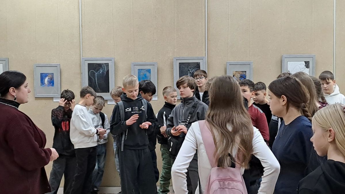 По линиям искусства: хабаровские школьники посетили выставку Розы Строковой «По линиям Твоим иду…» (6+) По линиям искусства: хабаровские школьники посетили выставку Розы Строковой «По линиям Твоим иду…» (6+)