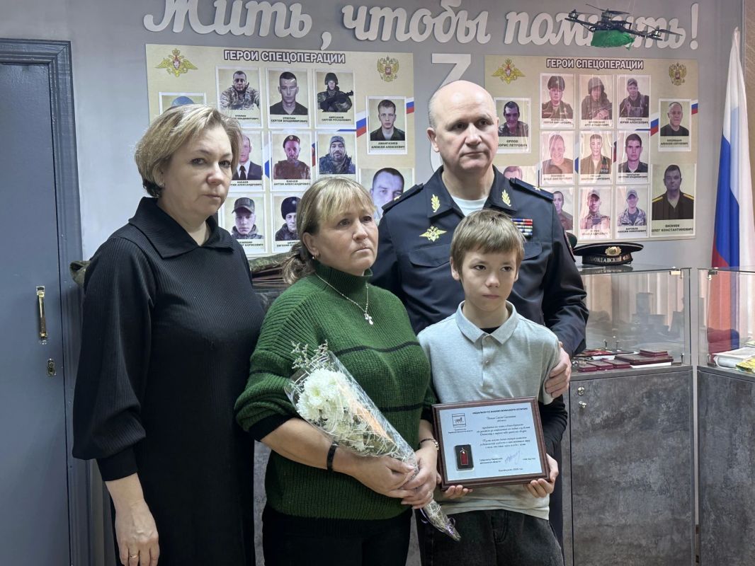 В Октябрьском районе семьям героев СВО вручили памятные знаки отличия В Октябрьском районе семьям героев СВО вручили памятные знаки отличия