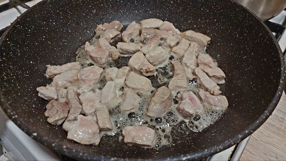 Почему растительное масло шипит при жарке свинины: секреты и советы