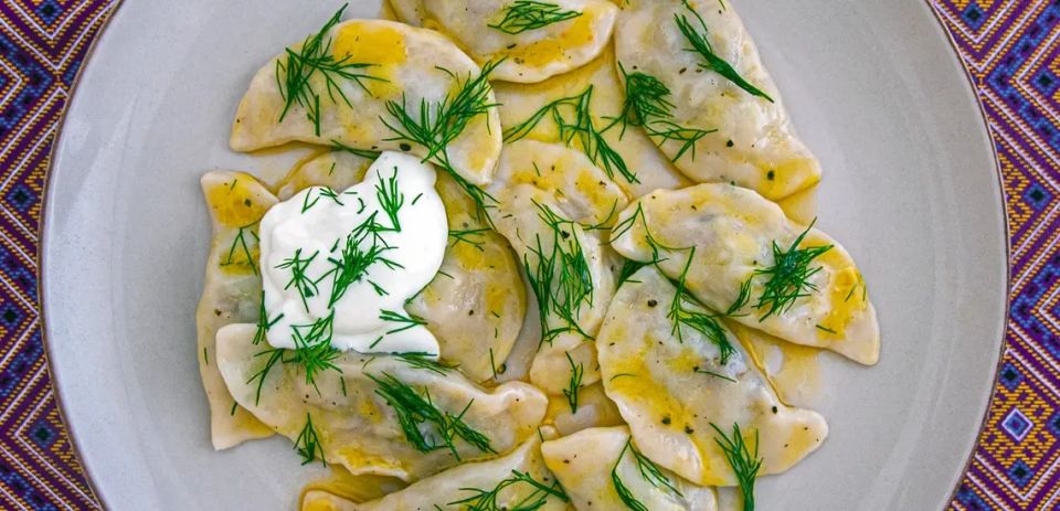 Новый вкус классики: вареники с маринованными грибами и картошкой