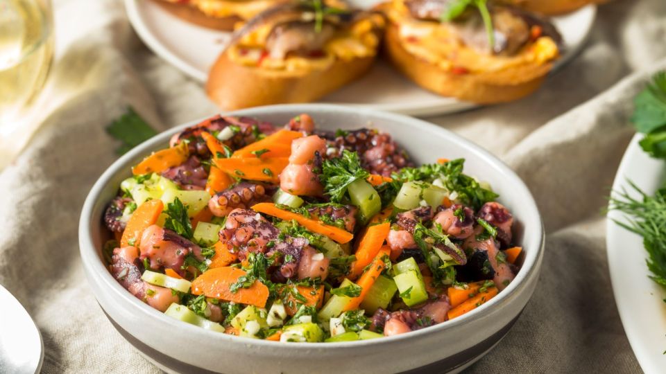 Этот «ленивый» салат делается 2 минуты: не надоедает неделями