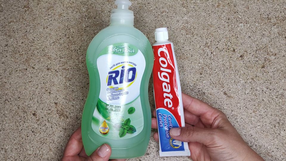 Необычный способ очистки – как сочетание средства для мытья посуды и зубной пасты удивляет