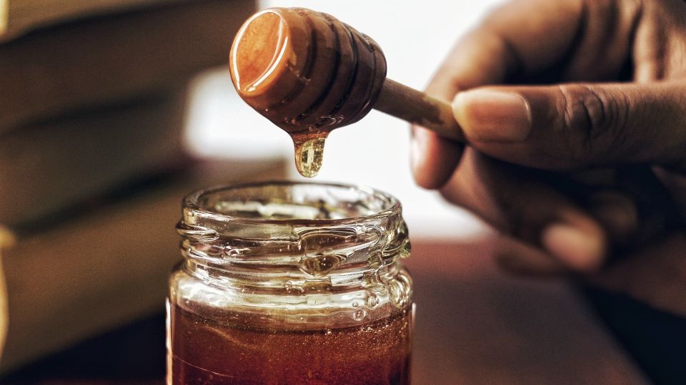 Народные средства не помогут: фальшивый мед определяется лишь одним способом