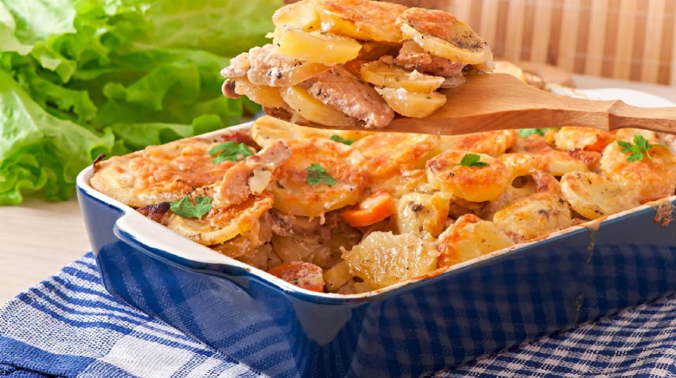 Подавайте эту быструю запеканку на стол с пылу с жару: расхватают моментально
