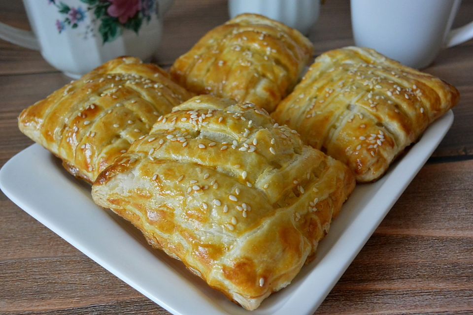 Незабываемые слойки с грибами и сыром: просто, быстро и очень вкусно