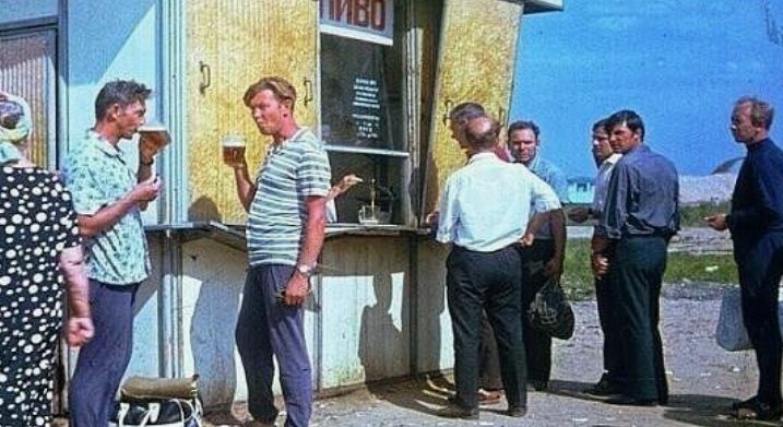 Очередь за пивом на утреннем солнце