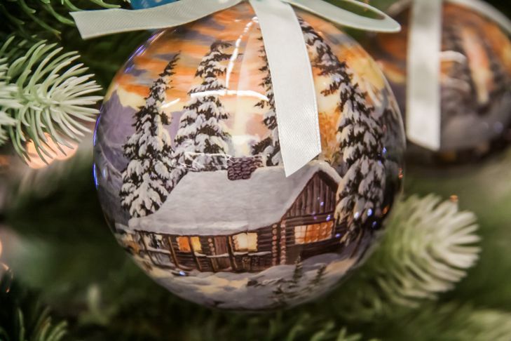 Как хранить стеклянные и пластиковые елочные игрушки: нюансы, о которых вы не знали