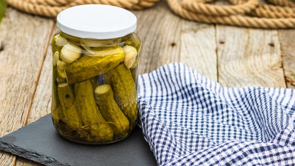 Одна ошибка уничтожает весь запас огурцов на зиму: банки взрываются одна за другой