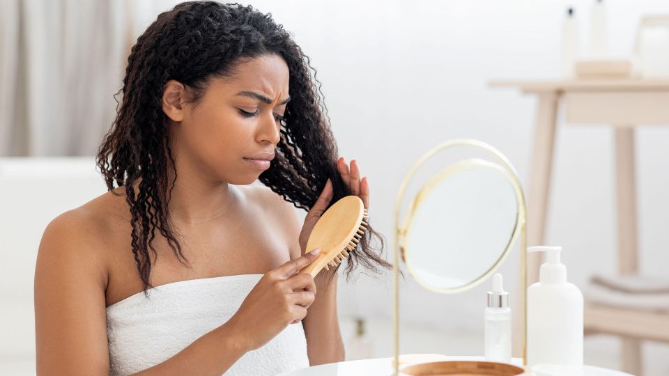 Волосы к вечеру будут похожи на кусок сала: их грязнят эти частые ошибки при мытье