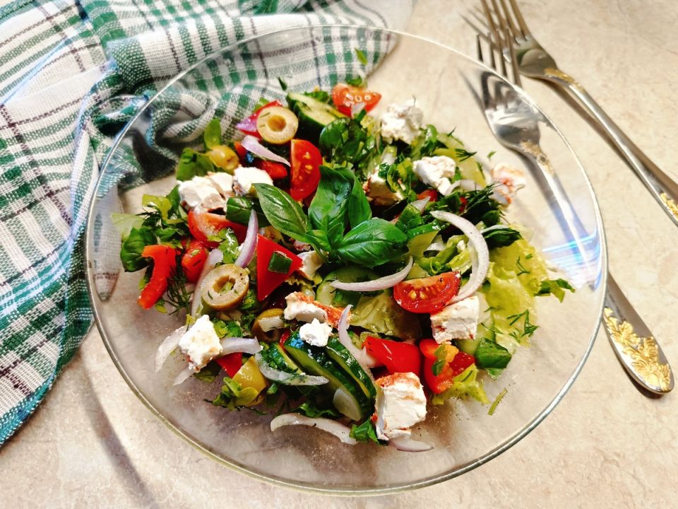 Весенний овощной салат: свежесть Средиземноморья в вашей тарелке