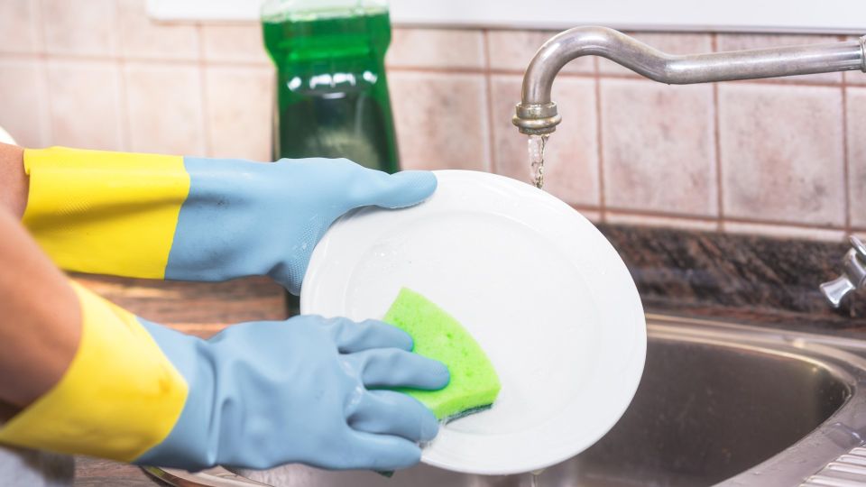 Теперь посуда будет белее снега: жирный налет «смахнете» копеечным средством
