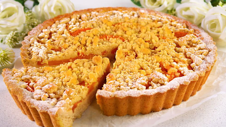 Шарлотка за считанные минуты: вкусный пирог для праздничного стола