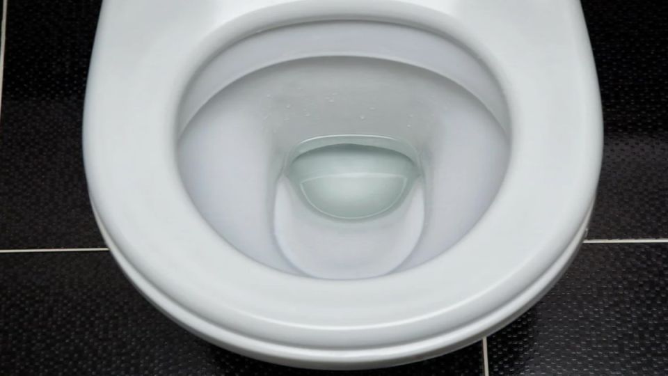 Секреты чистоты: как избавиться от желтых полосок в унитазе без лишних усилий