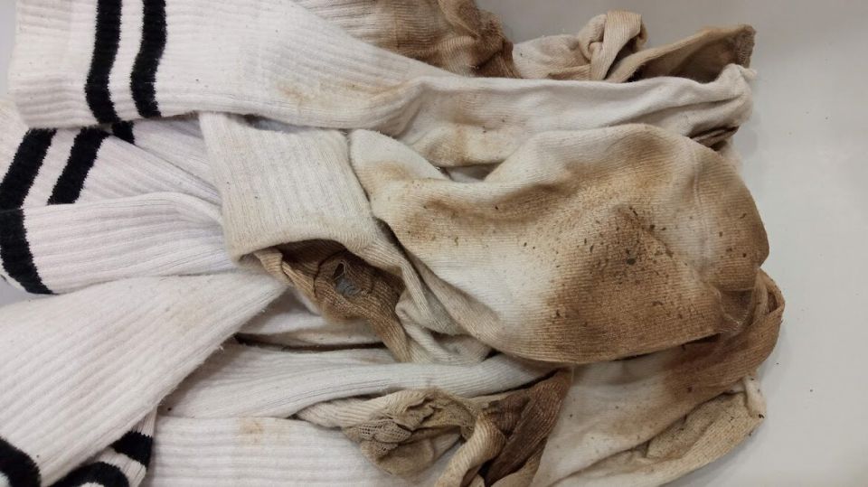 Как вернуть белизну белым носкам: проверенный бабушкин совет